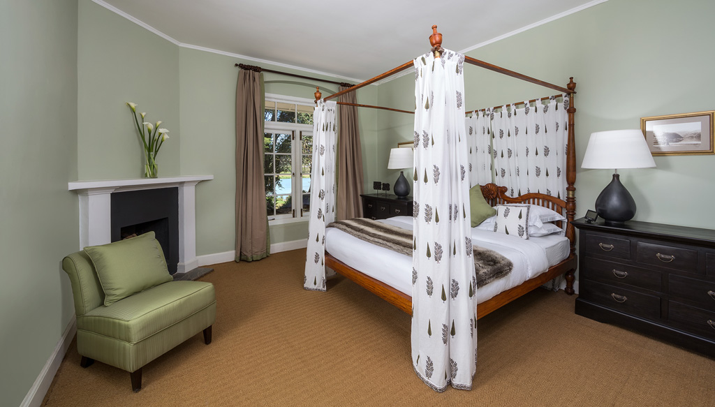 A four-poster bedroom at Hill Rise Luxury Villa & Stables