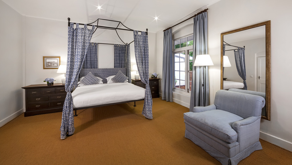 A four-poster bedroom at Hill Rise Luxury Villa & Stables
