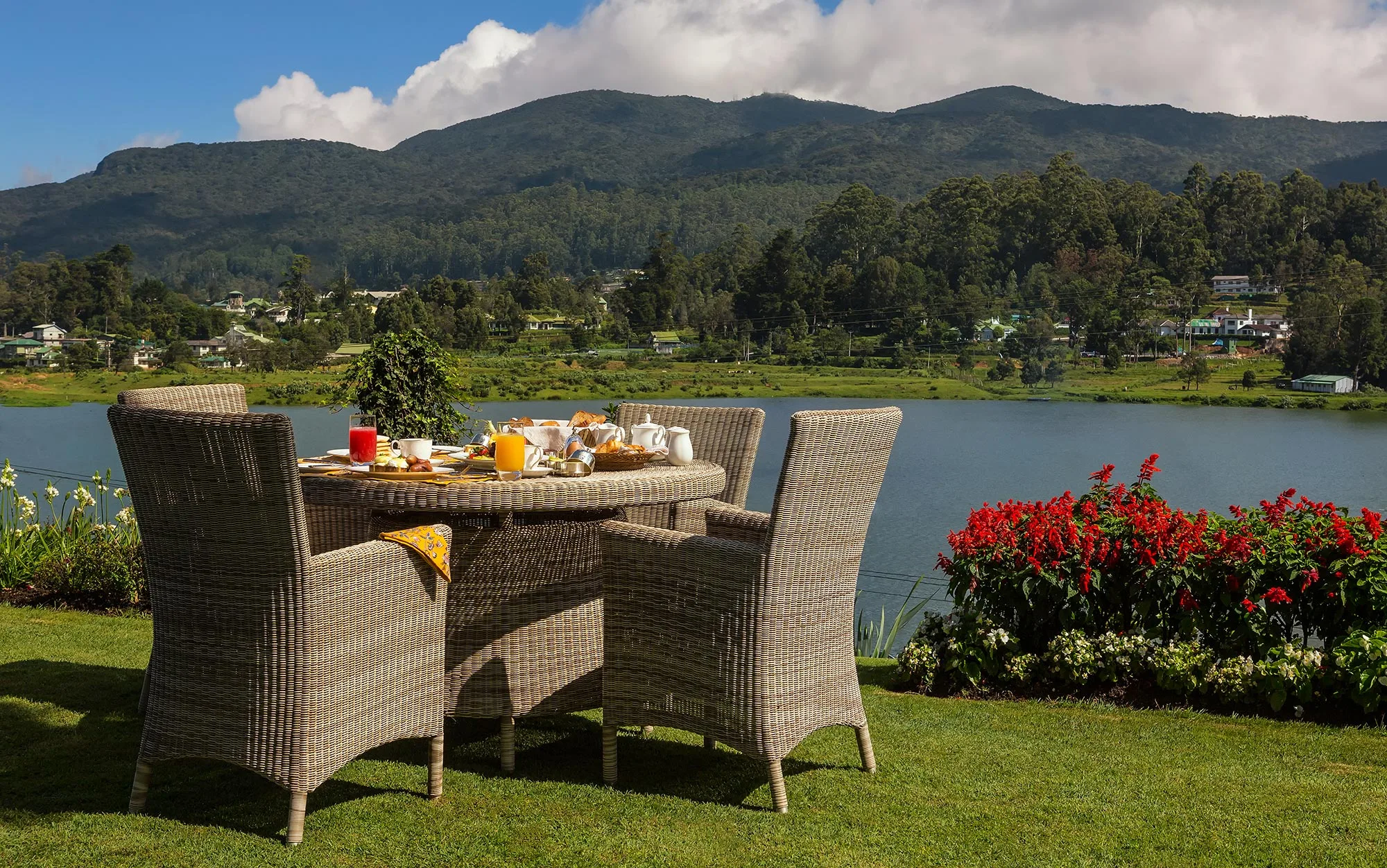 Outdoor breakfast at Hill Rise beside Lake Gregory